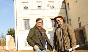 Islandský a český archeolog na nádvoří zámku