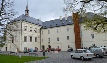 Nádvoří zámku a výstava veteránů